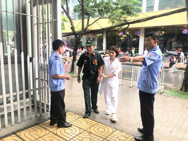 Phường Ngọc Hà bố trí khu vực ưu tiên cho người có công, cựu chiến binh, người cao tuổi xem diễu binh A80- Ảnh 3.