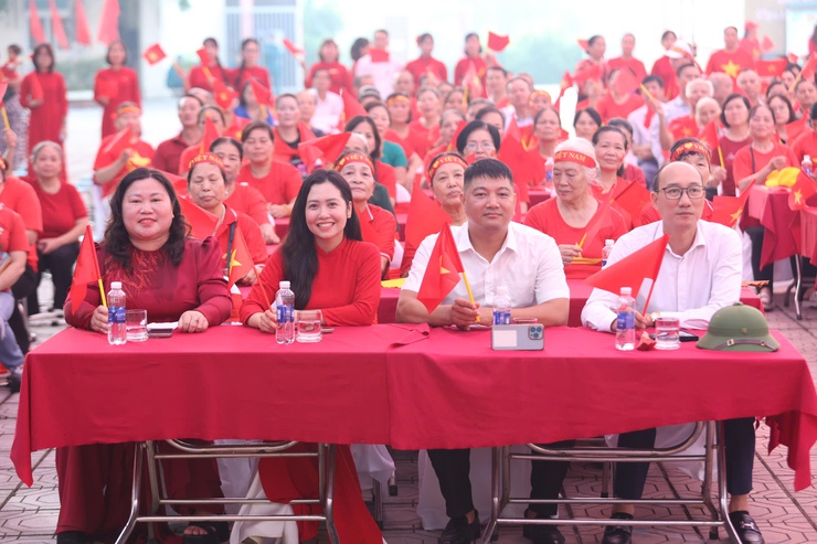 PHƯỜNG VĨNH HƯNG TỔ CHỨC CHO CÁN BỘ, NHÂN DÂN PHƯỜNG VĨNH HƯNG XEM TRUYỀN HÌNH TRỰC TIẾP LỄ KỶ NIỆM 80 NĂM CÁCH MẠNG THÁNG TÁM THÀNH CÔNG VÀ QUỐC KHÁNH NƯỚC CỘNG HÒA XÃ HỘI CHỦ NGHĨA VIỆT NAM- Ảnh 7.
