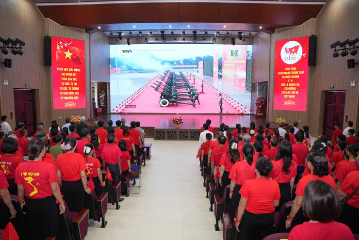 Nhân dân phấn khởi theo dõi lễ kỷ niệm 80 năm Cách mạng Tháng Tám thành công và Quốc khánh 2/9- Ảnh 1.