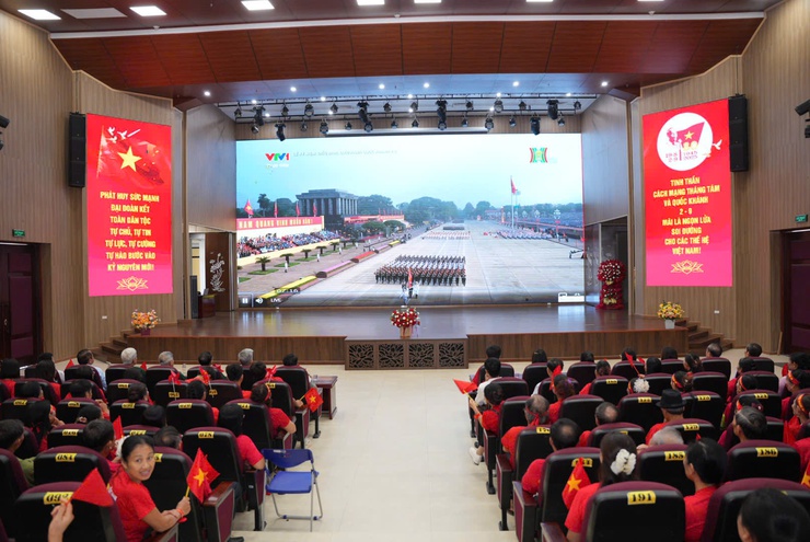Nhân dân phấn khởi theo dõi lễ kỷ niệm 80 năm Cách mạng Tháng Tám thành công và Quốc khánh 2/9- Ảnh 4.