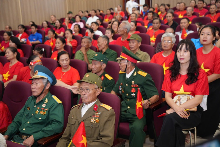 Nhân dân phấn khởi theo dõi lễ kỷ niệm 80 năm Cách mạng Tháng Tám thành công và Quốc khánh 2/9- Ảnh 5.