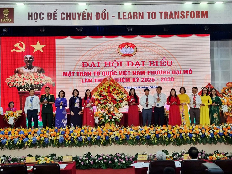 Đoàn đại biểu UB.MTTQ Việt Nam thành phố Hà Nội tặng hoa chúc mừng