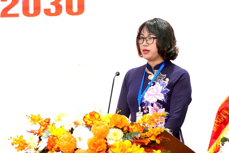 Đồng chí Lê Thị Bích Hà - UV.BTV Đảng uỷ, Chủ tịch UB.MTTQ Việt Nam phường phát biểu khai mạc Đại hội