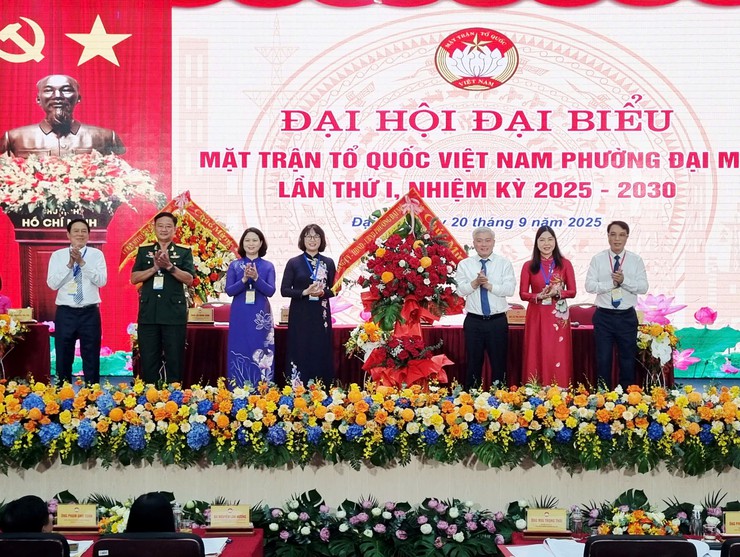 Đồng chí Lê Thị Bích Hà - UV.BTV Đảng uỷ, Chủ tịch UB.MTTQ Việt Nam phường phát biểu khai mạc Đại hội