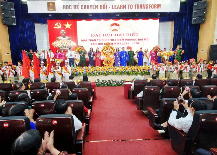 Đoàn đại biểu các tầng lớp Nhân dân phường Đại Mỗ chúc mừng Đại hội