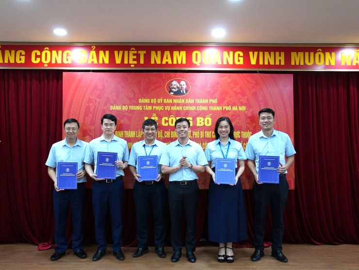 Công bố quyết định thành lập 18 Chi bộ trực thuộc Đảng bộ Trung tâm Phục vụ hành chính công thành phố Hà Nội- Ảnh 1.