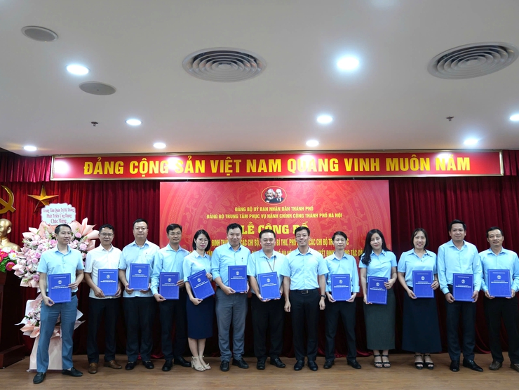 Công bố quyết định thành lập 18 Chi bộ trực thuộc Đảng bộ Trung tâm Phục vụ hành chính công thành phố Hà Nội- Ảnh 2.
