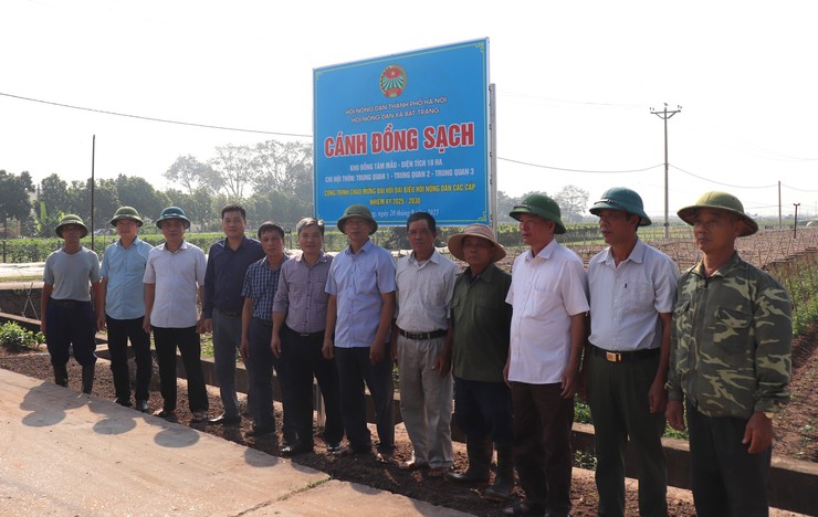 Hội nông dân xã Bát Tràng gắn biển công trình "Cánh đồng sạch"

- Ảnh 1.