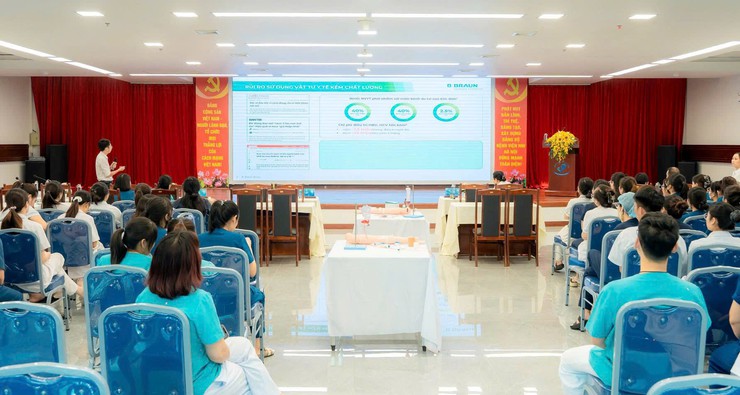 Bệnh viện Nhi Hà Nội tổ chức đào tạo tiêu chuẩn thực hành trong đặt và chăm sóc đường truyền ngoại vi- Ảnh 1.