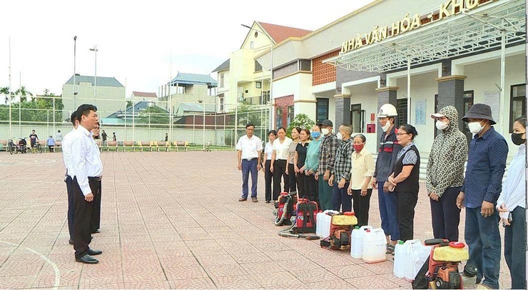Lãnh đạo xã Phúc Thọ kiểm tra, giám sát triển khai phun hóa chất chủ động phòng, chống dịch sốt xuất huyết tại thôn Phụng Thượng 5- Ảnh 1.