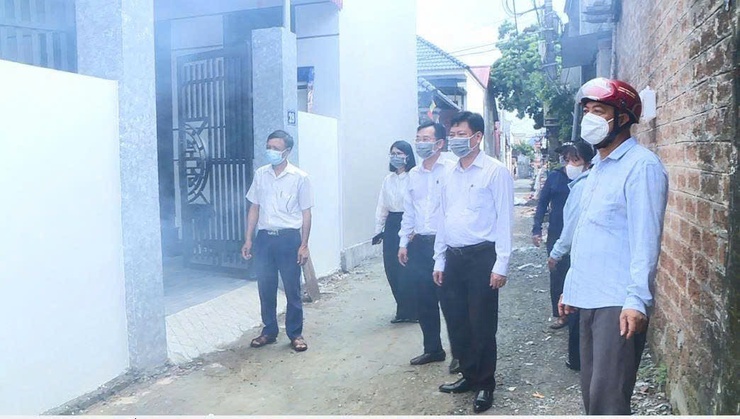 Lãnh đạo xã Phúc Thọ kiểm tra, giám sát triển khai phun hóa chất chủ động phòng, chống dịch sốt xuất huyết tại thôn Phụng Thượng 5- Ảnh 3.