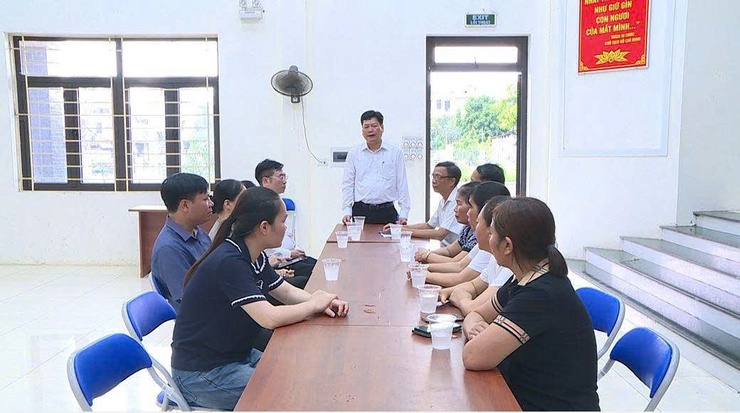 Lãnh đạo xã Phúc Thọ kiểm tra, giám sát triển khai phun hóa chất chủ động phòng, chống dịch sốt xuất huyết tại thôn Phụng Thượng 5- Ảnh 2.
