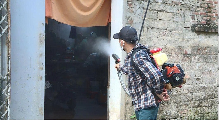 Lãnh đạo xã Phúc Thọ kiểm tra, giám sát triển khai phun hóa chất chủ động phòng, chống dịch sốt xuất huyết tại thôn Phụng Thượng 5- Ảnh 4.