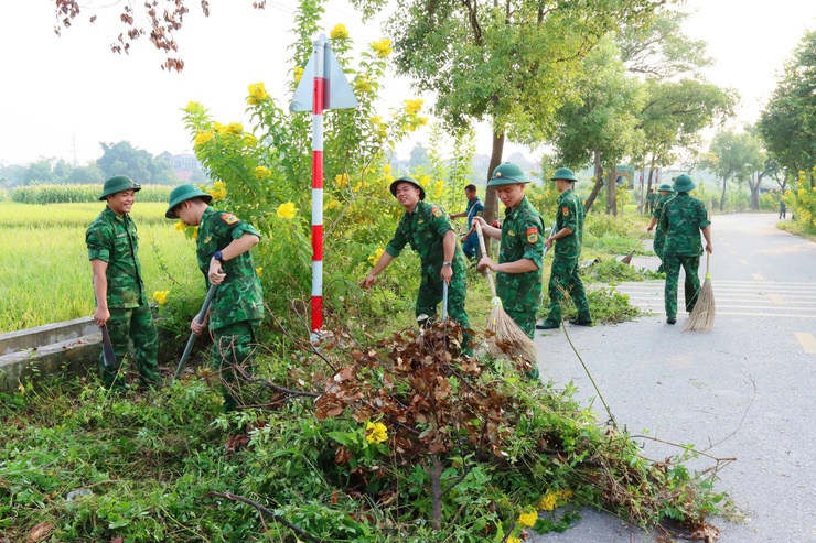 Phường Sơn Tây ra quân tổng vệ sinh môi trường tại di tích Làng cổ ở Đường Lâm- Ảnh 1.