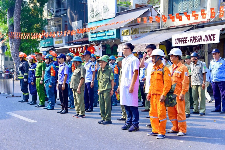 Ra mắt Tổ thường trực chữa cháy, cứu nạn cứu hộ tại phố đi bộ hồ Hoàn Kiếm và chợ đêm Đồng Xuân- Ảnh 3.