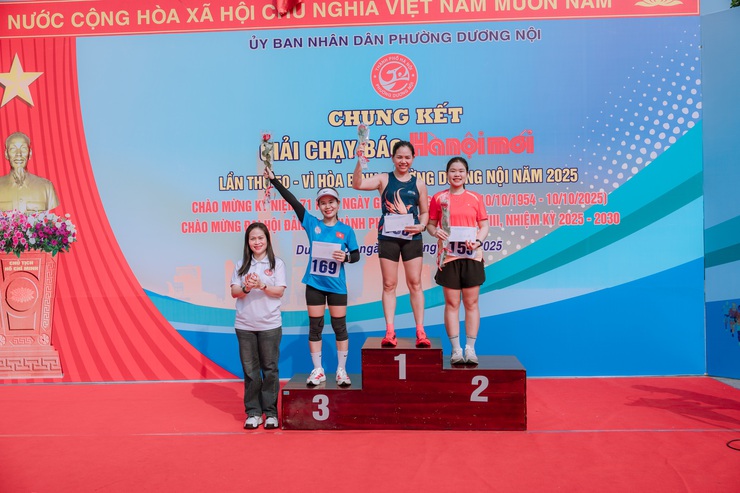 Sôi động Chung kết Giải chạy Báo Hànộimới mở rộng lần thứ 50 - Vì hoà bình phường Dương Nội năm 2025- Ảnh 20.