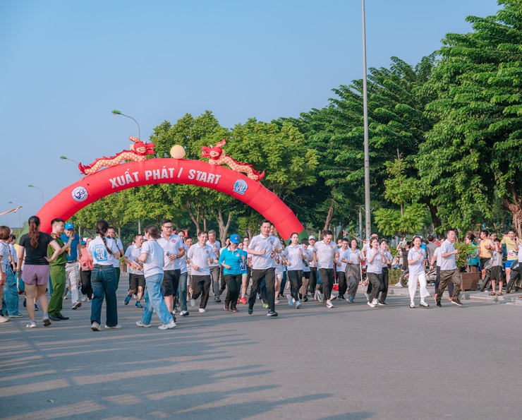 Sôi động Chung kết Giải chạy Báo Hànộimới mở rộng lần thứ 50 - Vì hoà bình phường Dương Nội năm 2025- Ảnh 10.