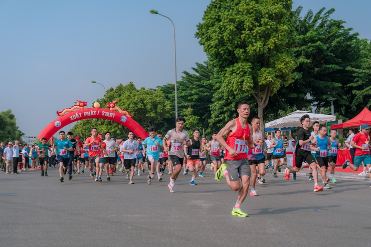 Sôi động Chung kết Giải chạy Báo Hànộimới mở rộng lần thứ 50 - Vì hoà bình phường Dương Nội năm 2025- Ảnh 13.