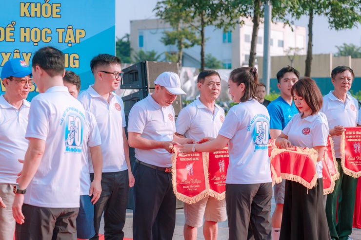 Sôi động Chung kết Giải chạy Báo Hànộimới mở rộng lần thứ 50 - Vì hoà bình phường Dương Nội năm 2025- Ảnh 5.