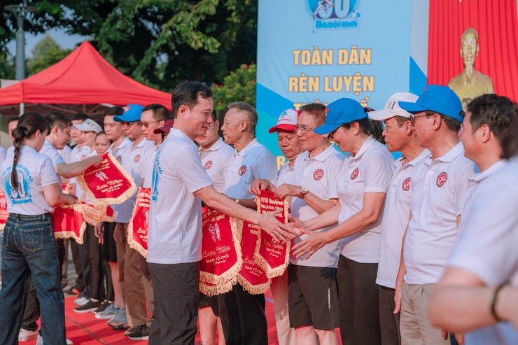 Sôi động Chung kết Giải chạy Báo Hànộimới mở rộng lần thứ 50 - Vì hoà bình phường Dương Nội năm 2025- Ảnh 6.