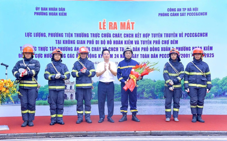 Ra mắt Tổ thường trực chữa cháy, cứu nạn cứu hộ tại phố đi bộ hồ Hoàn Kiếm và chợ đêm Đồng Xuân- Ảnh 4.