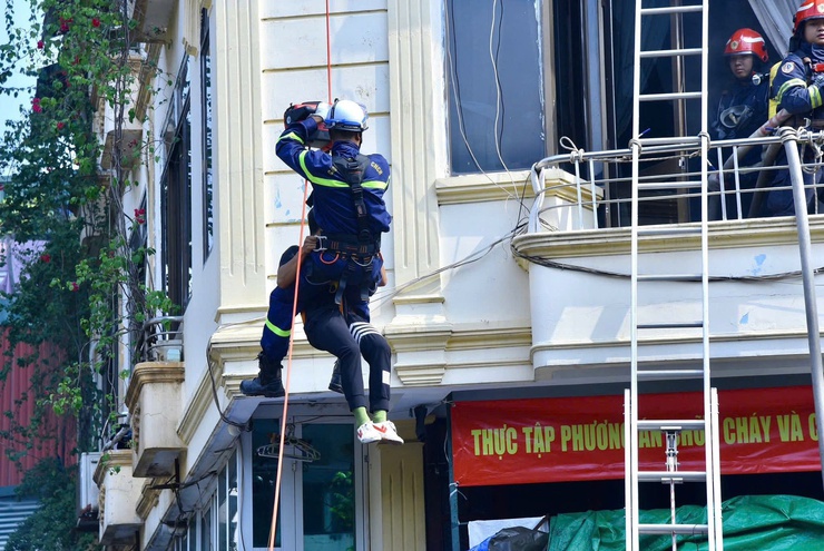 Ra mắt Tổ thường trực chữa cháy, cứu nạn cứu hộ tại phố đi bộ hồ Hoàn Kiếm và chợ đêm Đồng Xuân- Ảnh 15.