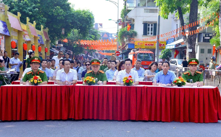 Ra mắt Tổ thường trực chữa cháy, cứu nạn cứu hộ tại phố đi bộ hồ Hoàn Kiếm và chợ đêm Đồng Xuân- Ảnh 1.