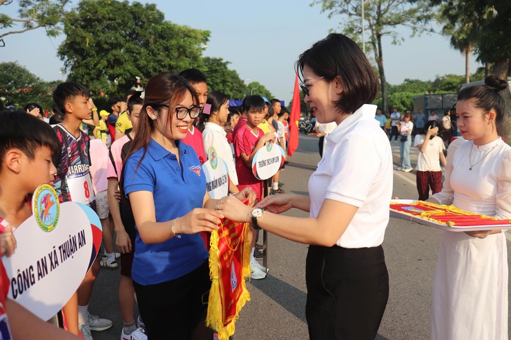 Tưng bừng chung kết giải chạy Báo Hà Nội Mới lần thứ 50 -Vì Hòa bình xã Thuận An- Ảnh 9.