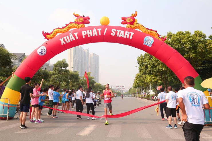 Sôi động Chung kết Giải chạy Báo Hànộimới mở rộng lần thứ 50 - Vì hoà bình phường Dương Nội năm 2025- Ảnh 14.