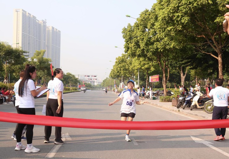 Sôi động Chung kết Giải chạy Báo Hànộimới mở rộng lần thứ 50 - Vì hoà bình phường Dương Nội năm 2025- Ảnh 15.