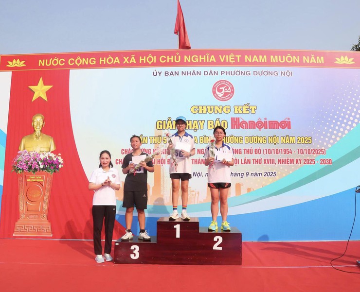 Sôi động Chung kết Giải chạy Báo Hànộimới mở rộng lần thứ 50 - Vì hoà bình phường Dương Nội năm 2025- Ảnh 16.