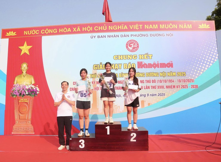 Sôi động Chung kết Giải chạy Báo Hànộimới mở rộng lần thứ 50 - Vì hoà bình phường Dương Nội năm 2025- Ảnh 17.