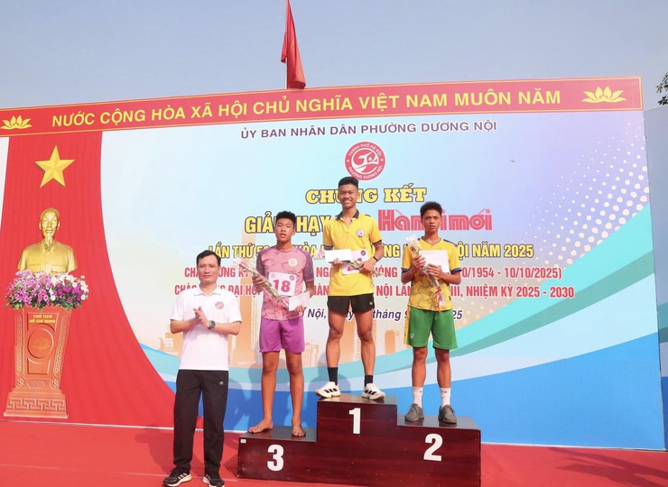 Sôi động Chung kết Giải chạy Báo Hànộimới mở rộng lần thứ 50 - Vì hoà bình phường Dương Nội năm 2025- Ảnh 18.