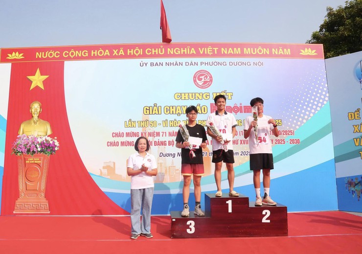 Sôi động Chung kết Giải chạy Báo Hànộimới mở rộng lần thứ 50 - Vì hoà bình phường Dương Nội năm 2025- Ảnh 19.