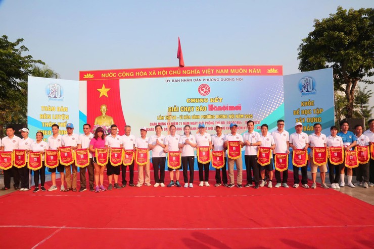 Sôi động Chung kết Giải chạy Báo Hànộimới mở rộng lần thứ 50 - Vì hoà bình phường Dương Nội năm 2025- Ảnh 7.