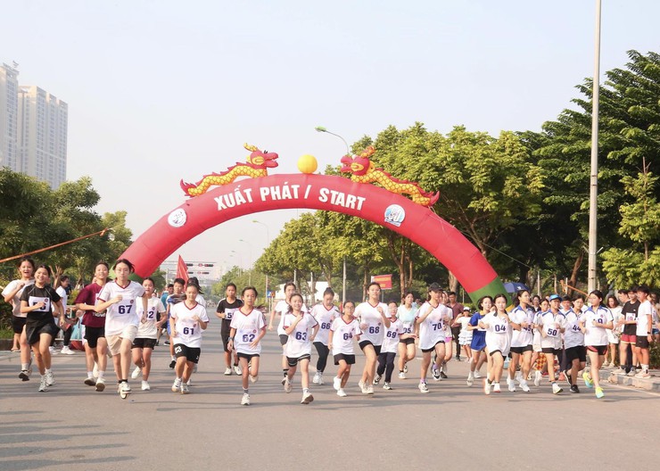 Sôi động Chung kết Giải chạy Báo Hànộimới mở rộng lần thứ 50 - Vì hoà bình phường Dương Nội năm 2025- Ảnh 11.