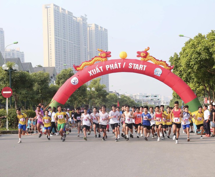 Sôi động Chung kết Giải chạy Báo Hànộimới mở rộng lần thứ 50 - Vì hoà bình phường Dương Nội năm 2025- Ảnh 12.