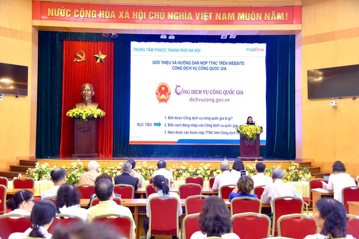 Hội nghị hướng dẫn thực hiện dịch vụ công trực tuyến và sử dụng các công cụ AI, tiện ích công nghệ số- Ảnh 8.