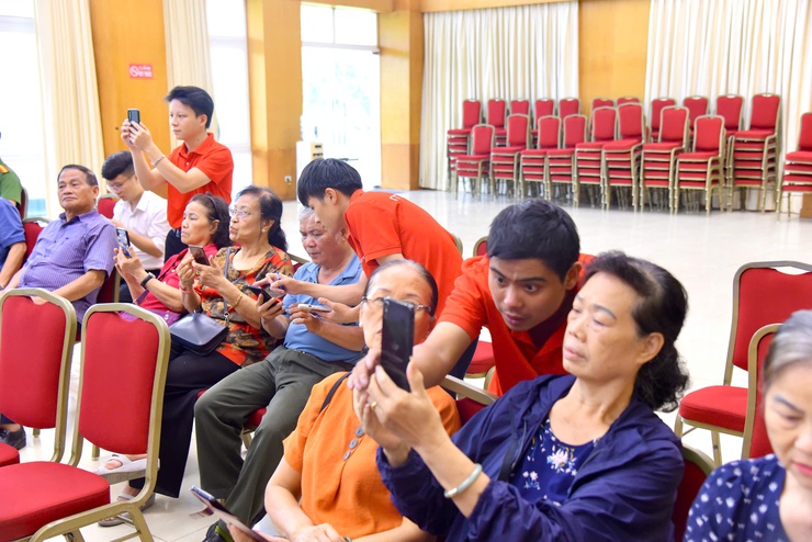 Hội nghị hướng dẫn thực hiện dịch vụ công trực tuyến và sử dụng các công cụ AI, tiện ích công nghệ số- Ảnh 9.