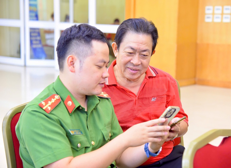 Hội nghị hướng dẫn thực hiện dịch vụ công trực tuyến và sử dụng các công cụ AI, tiện ích công nghệ số- Ảnh 12.