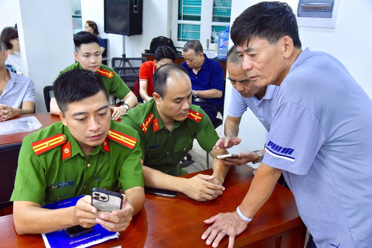 Hội nghị hướng dẫn thực hiện dịch vụ công trực tuyến và sử dụng các công cụ AI, tiện ích công nghệ số- Ảnh 13.