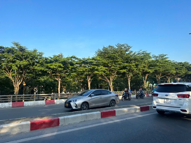 Hà Nội ngày 21/9 ngày nắng nóng, chiều tối và đêm mưa dông trở lại- Ảnh 1.