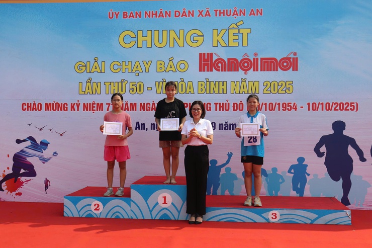 Tưng bừng chung kết giải chạy Báo Hà Nội Mới lần thứ 50 -Vì Hòa bình xã Thuận An- Ảnh 7.