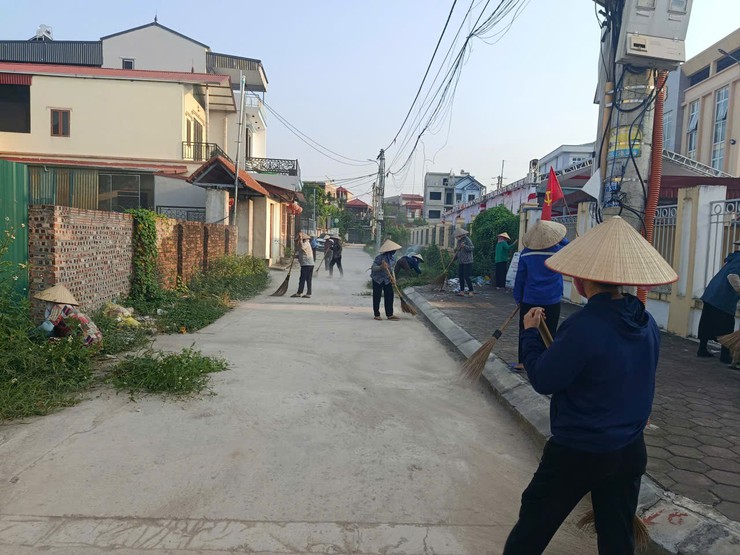 Hội Nông dân xã Tam Hưng ra quân vệ sinh môi trường chào mừng Đại hội MTTQ và các hội đoàn thể- Ảnh 2.
