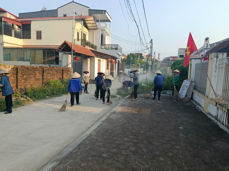 Hội Nông dân xã Tam Hưng ra quân vệ sinh môi trường chào mừng Đại hội MTTQ và các hội đoàn thể- Ảnh 3.
