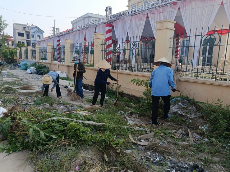Hội Nông dân xã Tam Hưng ra quân vệ sinh môi trường chào mừng Đại hội MTTQ và các hội đoàn thể- Ảnh 1.
