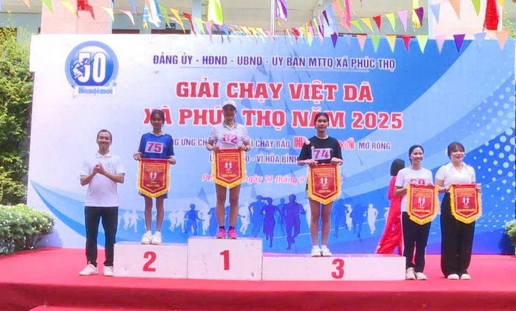 Gần 400 vận động viên tham gia Giải chạy Việt dã xã Phúc Thọ năm 2025- Ảnh 13.