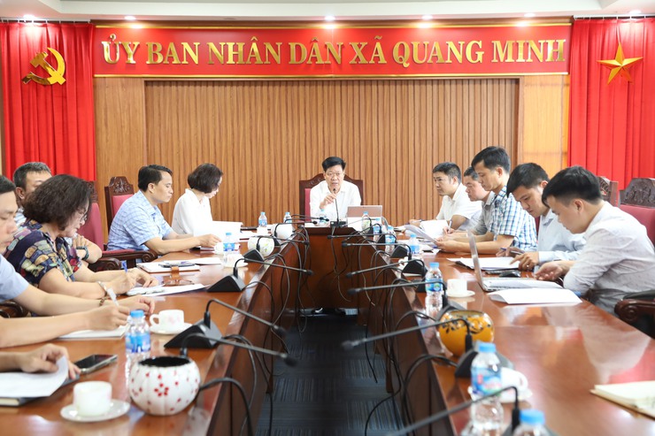 Phó Chủ tịch UBND xã Quang Minh Phạm Anh Tuấn nghe báo cáo tiến độ triển khai một số dự án đầu tư công- Ảnh 1.