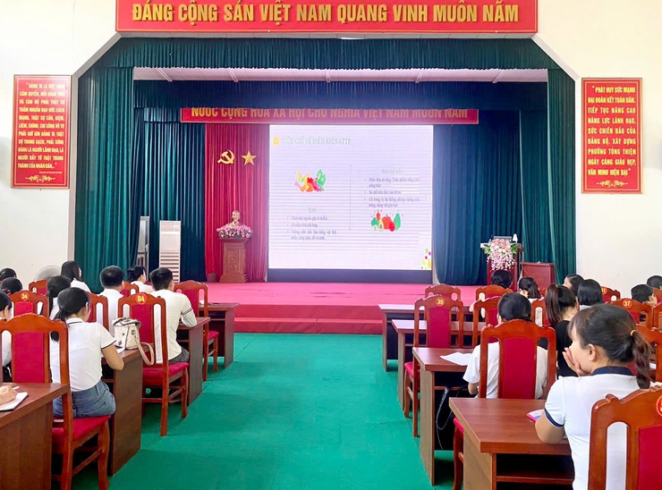 Phường Tùng Thiện tập huấn cập nhật kiến thức ATTP tại bếp ăn trường học

- Ảnh 1.