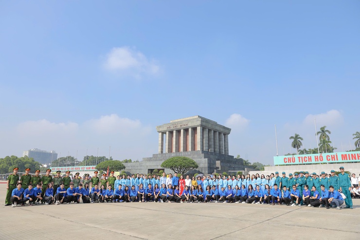 Đoàn TNCS Hồ Chí Minh phường Long Biên tổ chức lễ dâng hương, báo công tại Lăng Chủ tịch Hồ Chí Minh- Ảnh 5.